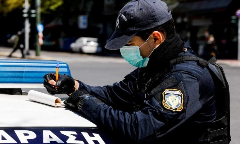Αχαΐα: Αστυνομικός δεν φορούσε μάσκα και θα πληρώσει 300 ευρώ